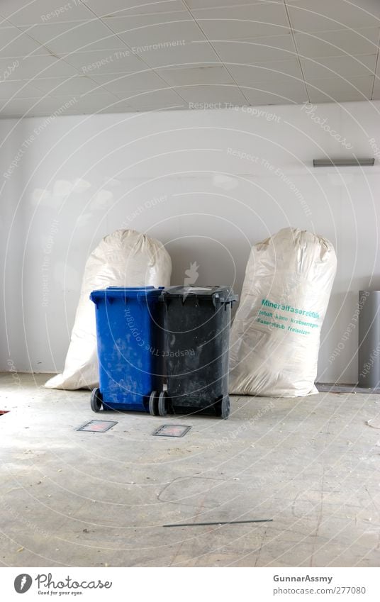 Dreifaches Duett Akustik-Decken-Monteur trockenbau Arbeitsplatz Handwerk Baustelle Müllbehälter Recycling Recyclingcontainer Verpackung Müllverwertung Müllsack