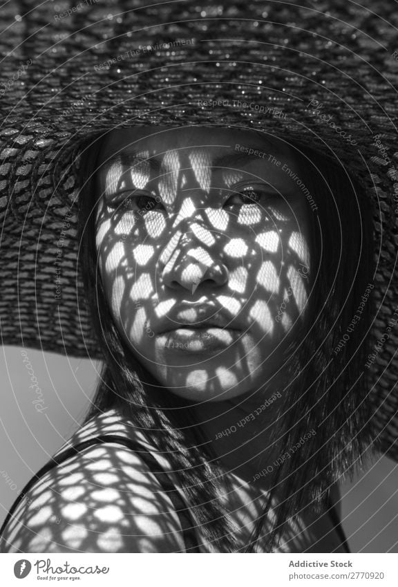 Asiatin mit großem Hut Frau Stil modisch asiatisch Sonne Schutz Schatten Raster schön Mode Beautyfotografie Jugendliche Model Porträt attraktiv elegant Glamour
