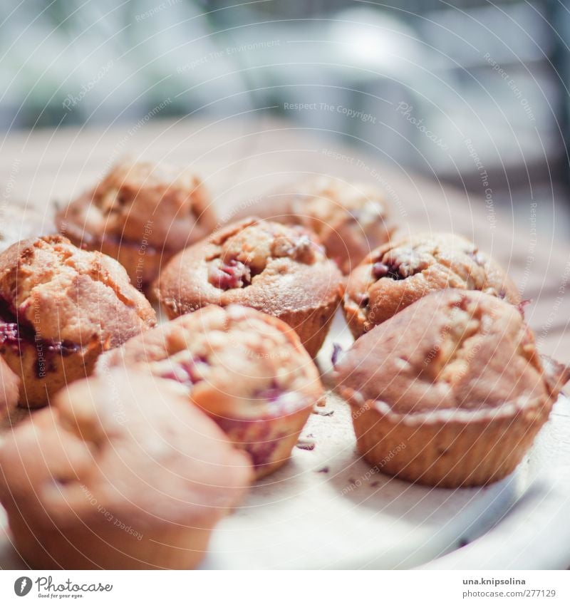 ...und aus der form lösen. fertig! Lebensmittel Teigwaren Backwaren Kuchen Dessert Süßwaren Muffin Ernährung Kaffeetrinken Teller frisch lecker Farbfoto