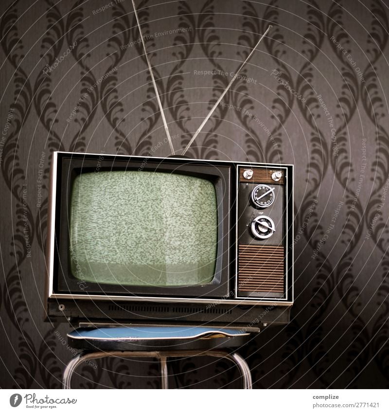 70er Jahre Fernseher vor Vintage Tapete Umzug (Wohnungswechsel) Innenarchitektur Raum Wohnzimmer Entertainment Bildschirm Technik & Technologie