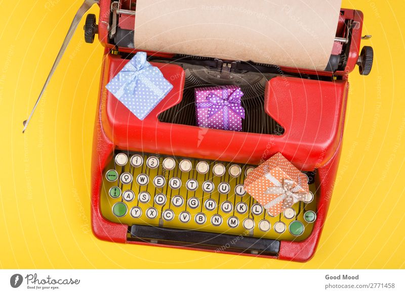 rote Schreibmaschine mit Papier, Geschenkboxen auf gelbem Hintergrund Feste & Feiern Erntedankfest Weihnachten & Advent Geburtstag Handwerk Business Seil
