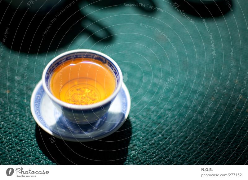 Abwarten und Tee trinken Lebensmittel Getränk Heißgetränk Tasse Wohlgefühl Erholung ruhig ästhetisch Gesundheit Wärme blau grün orange Lebensfreude