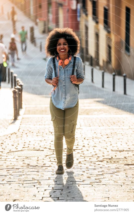 Schöne afroamerikanische Frau beim Gehen. schwarz Afrikanisch Afro-Look Mensch Porträt Großstadt Jugendliche Mädchen Amerikaner urwüchsig Behaarung Lächeln