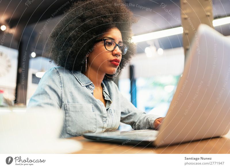 Schöne afroamerikanische Frau mit Handy und Laptop im Café. schwarz Afrikanisch Afro-Look Business Kaffee Geschäftsfrau Jugendliche Notebook Computer Mobile
