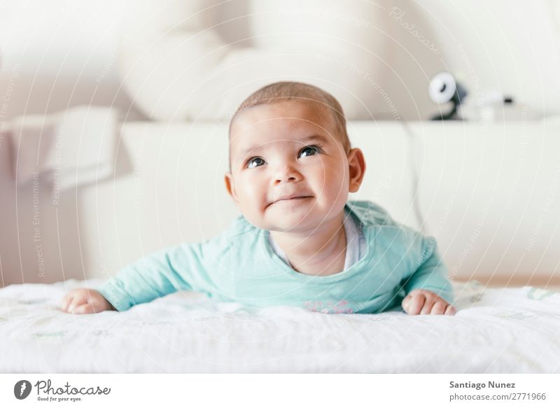 Süßes Babymädchen liegt in der Krippe. Junge Kind Kinderbett Mädchen lügen neugeboren Lächeln Glück Babybett schön Porträt Mensch Kaukasier niedlich Gesicht