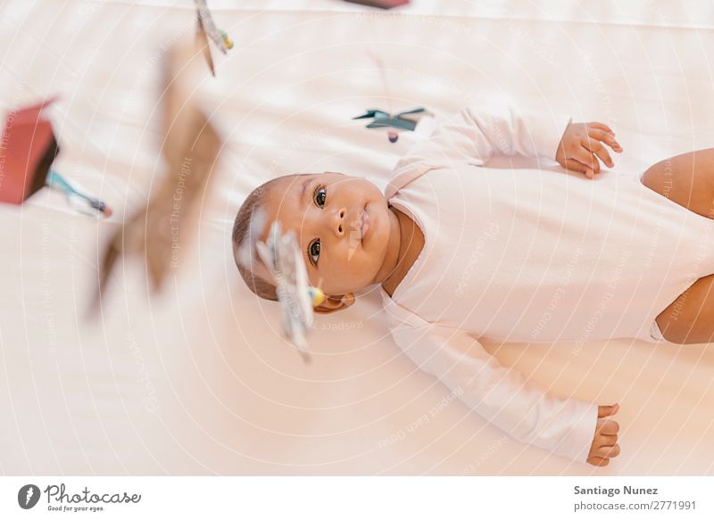 Süßes Babymädchen liegt in der Krippe. Junge Kind Kinderbett Mädchen lügen neugeboren Babybett schön Porträt Mensch Kaukasier niedlich Gesicht Auge heimwärts
