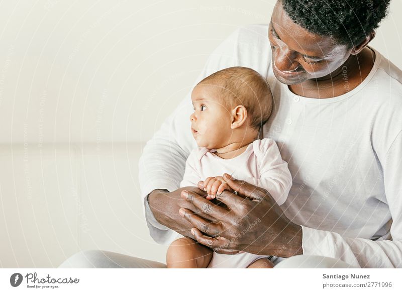 Glücklicher Vater und Baby Viel Spaß. Junge Kind Mädchen Halt neugeboren multiethnisch Eltern schwarz Familie & Verwandtschaft Liebe Afrikanisch vielfältig