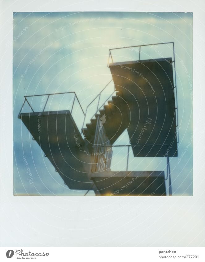 Polaroid zeigt Sprungturm vor blauem Himmel Stimmung Sprungbrett Plattform Treppe Höhe Freibad Treppengeländer Farbfoto Gedeckte Farben Außenaufnahme