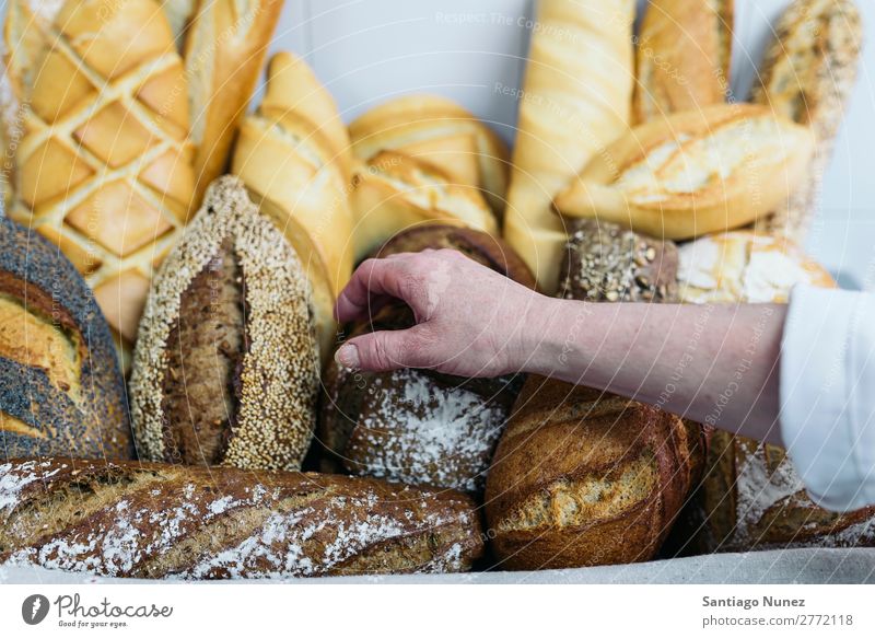 Viele gemischte Brote und Brötchen. frisch Lebensmittel weiß Hand nehmen Bäckerei Hintergrundbild Frühstück Mahlzeit Getreide Mehl Brotlaib Samen ganz Weizen