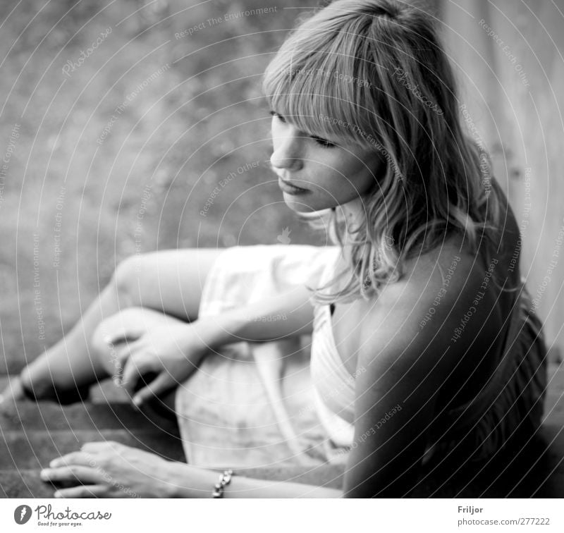 . feminin Junge Frau Jugendliche Erwachsene 1 Mensch 18-30 Jahre beobachten Blick sitzen träumen Traurigkeit warten Schwarzweißfoto Außenaufnahme Tag