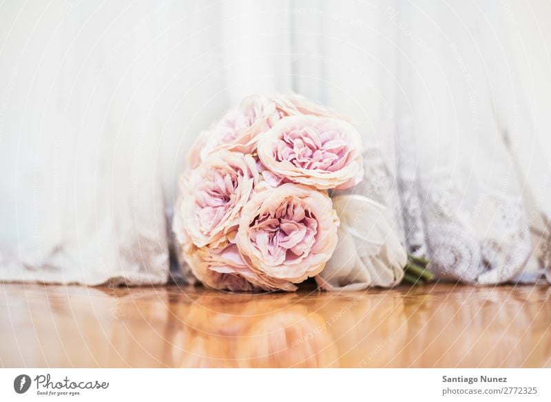 Wunderschöner Hochzeitsstrauß auf dem Boden. Blume Blumenstrauß Braut geblümt hochzeitlich weiß Kleid Rose Valentinsgruß Beautyfotografie Hintergrundbild