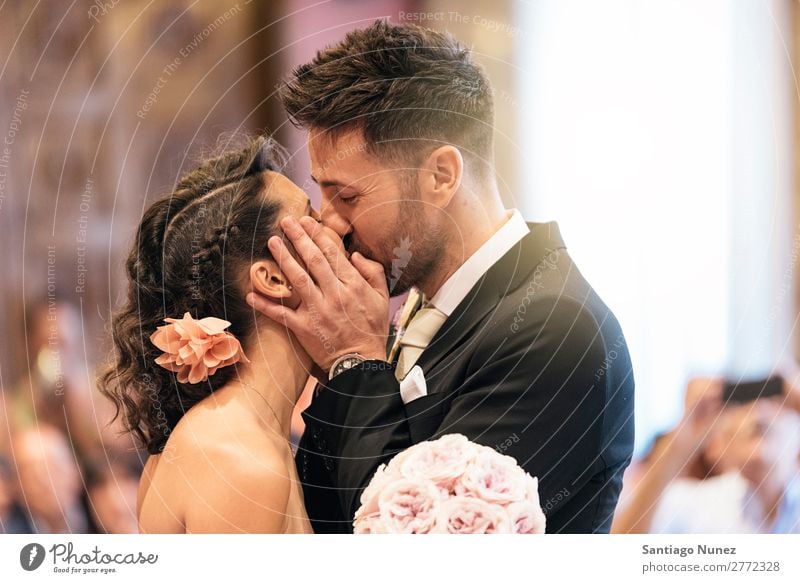 Ein paar von ihnen haben gerade geheiratet und sich in der Kirche geküsst. Paar Hochzeit Einfach verheiratet Küssen Liebe schön Zeremonie weiß Beautyfotografie