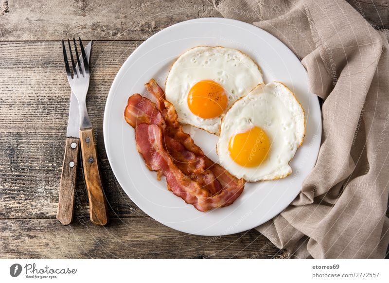 Spiegeleier und Speck zum Frühstück auf Holz Ei braten Teller Lebensmittel Gesunde Ernährung Foodfotografie vereinzelt Englisch Briten Amerikaner Mahlzeit