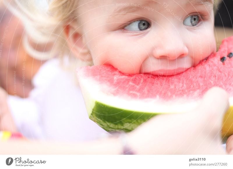 *yummi* Lebensmittel Frucht Wassermelone Essen Picknick genießen Mensch Kind Kleinkind Mädchen Kindheit Kopf Auge 1 1-3 Jahre blond frisch Gesundheit niedlich