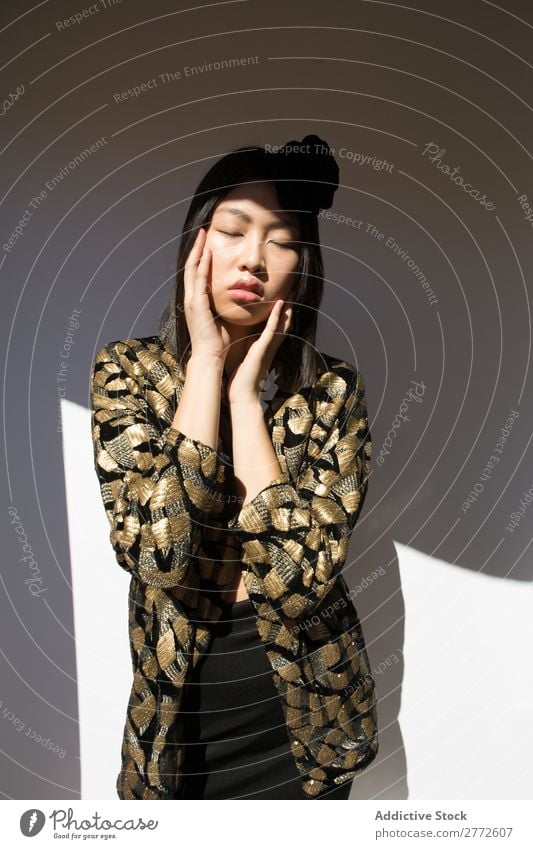 Attraktive asiatische Frau in stylischer Kleidung Stil modisch schön Augen geschlossen Blume Behaarung Accessoire Mode Beautyfotografie Jugendliche Model