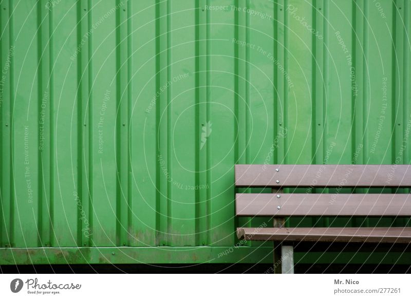 hinsetzundtieflufthol Mauer Wand Fassade grün Bank Sitzgelegenheit Pause Container Streifen Strukturen & Formen Einsamkeit ruhig Obdachlose Erholung Idylle