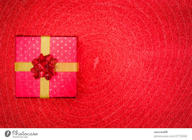 Weihnachtliche rote Geschenkartikel auf rotem Glitzergrund. Kasten Schachtel Weihnachten & Advent Gegenwart Glitter gold Schnur Papier Deckblatt Feste & Feiern
