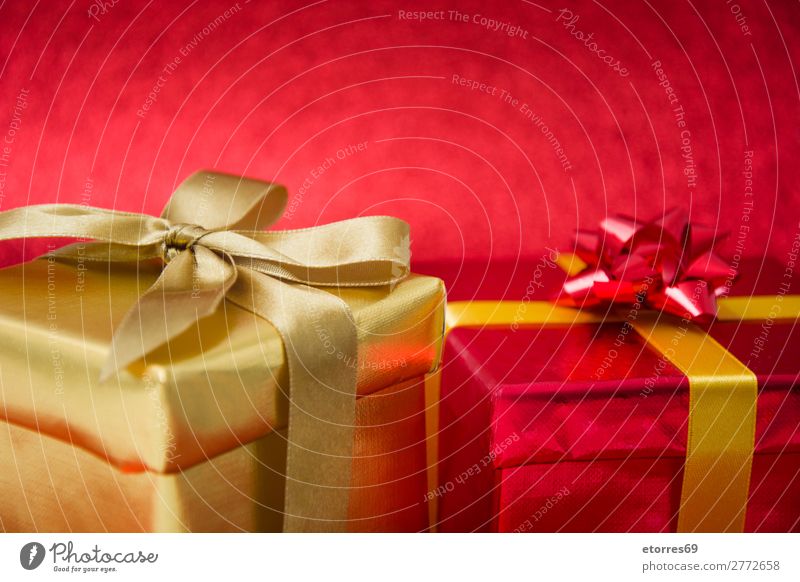 Weihnachtsgeschenke auf rotem Glitzergrund. Kopierbereich Geschenk Kasten Weihnachten & Advent Gegenwart Glitter gold Schnur Papier Deckblatt Feste & Feiern