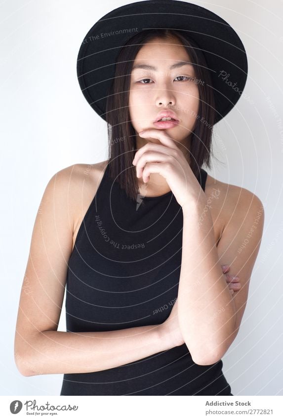 Junge asiatische Frau mit Posing im Studio mit Hut Stil modisch schön Mode Beautyfotografie Jugendliche Model Porträt attraktiv elegant Glamour hübsch Dame