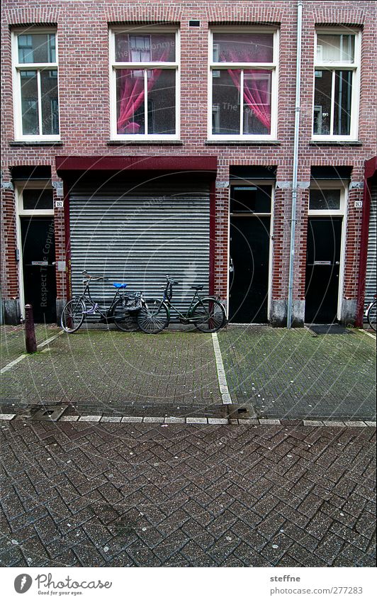 Ohne Holland fahrn wir zum Chamancinco ... Amsterdam Niederlande Stadtzentrum Stadtrand Menschenleer Haus Fassade Fenster Tür Straße Wege & Pfade Fahrrad