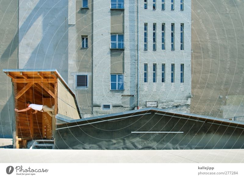 türsteher Mensch Mann Erwachsene 1 30-45 Jahre Stadt Haus Hütte Mauer Wand Fassade Konzentration hausbesetzer Eingang Türsteher Dach Farbfoto Außenaufnahme