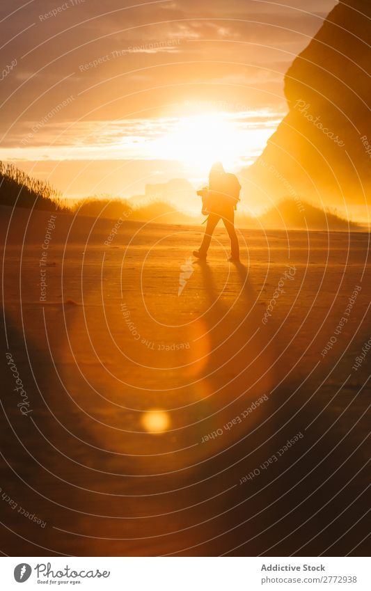 Wandern des Menschen auf der Natur im Sonnenlicht Gelände Sonnenuntergang Abenteuer mehrfarbig Erkundung Motivation Freiheit Wildnis Landschaft majestätisch