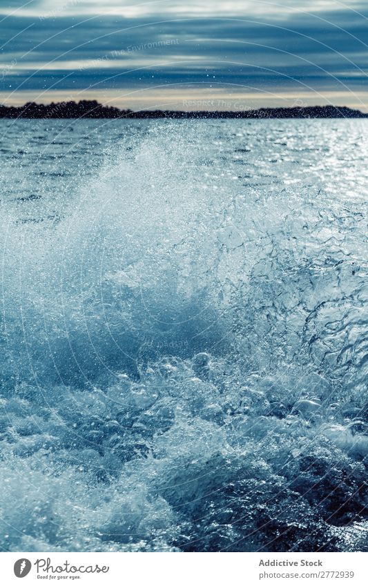 Raue Meereswellen im Sturm rau Unwetter dramatisch dunkel Wellen Stürmung Bewegung frisch Rippeln Umwelt Geschwindigkeit Oberfläche Kraft Energie Leidenschaft