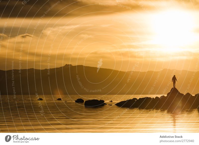 Person auf Felsen im ruhigen See Mensch Sonnenuntergang Reisender Silhouette Berge u. Gebirge malerisch Natur Erkundung Tourismus Idylle Landschaft Wildnis