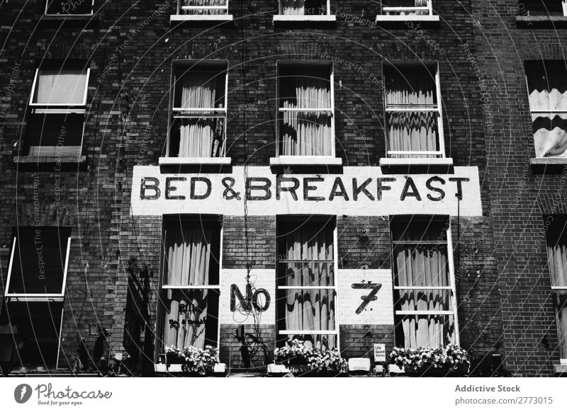Ein Haus mit Schild an der Wand Zeichen Backstein Bett Frühstück Schwarzweißfoto Symbole & Metaphern alt Menschenleer Ziffern & Zahlen Design Objektfotografie