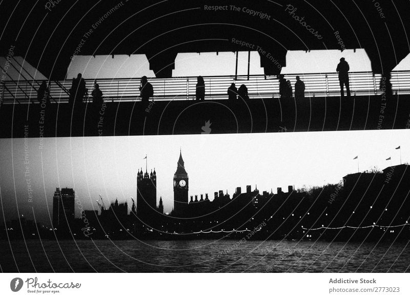 Die Leute sehen Big Ben an. Monochrom Schwarzweißfoto Silhouette Mensch alt altehrwürdig Brücke Aussehen retro Fluss Attraktion historisch touristisch