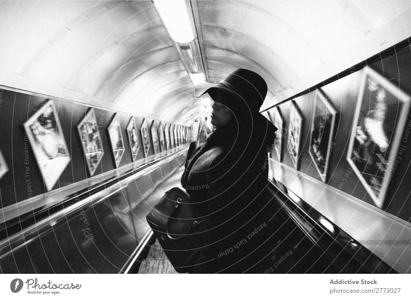 Frau in der U-Bahn. Erwachsene Innenarchitektur herunterkommen Rolltreppe Zentrum Großstadt Bewegung abwärts Passagier Mensch Perspektive Öffentlich Treppe
