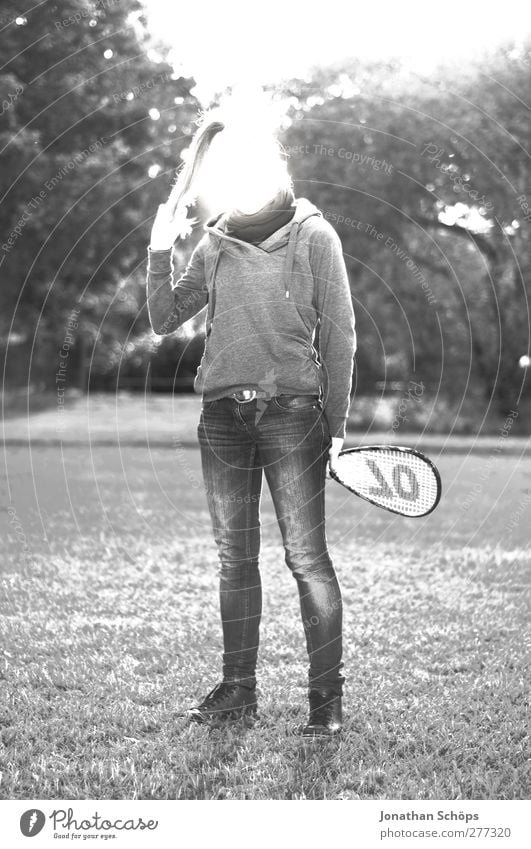 Parkerleuchtung III Freizeit & Hobby Mensch feminin Junge Frau Jugendliche 1 Badminton Außenaufnahme Überstrahlung Körperhaltung Tennisschläger anonym