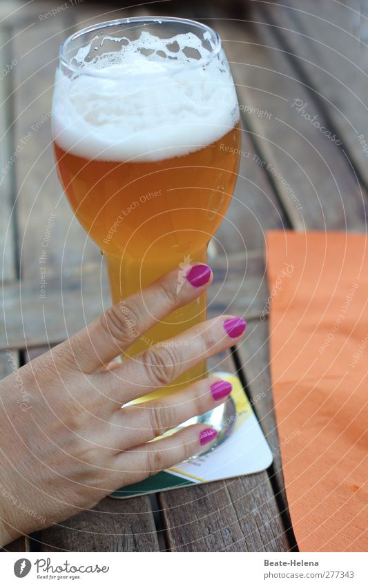 Bier schmeckt mir Ernährung Getränk Alkohol Glas Serviette Nagellack Ferien & Urlaub & Reisen Sommer Garten Feierabend feminin Hand Schönes Wetter Erholung
