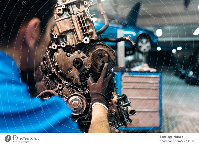 Professioneller Mechaniker Reparatur Auto Motor. Erwachsene Mann Automechaniker blau Flugzeugwartung PKW Fahrzeug Werkzeug Schraubenschlüssel Lokomotive