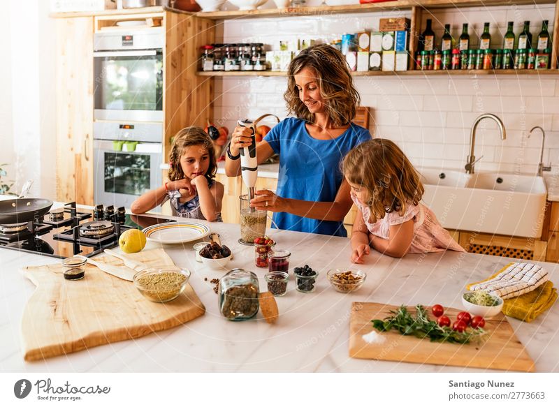 Kleine Schwestern kochen mit ihrer Mutter in der Küche. Kind Mädchen kochen & garen Koch Mischmaschine Tomate Pizza Gemüse Tochter Aufstrich Tag Glück Freude