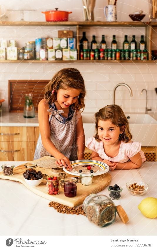 Kleine Schwestern Mädchen bereitet das Backen von Keksen vor. Kind kochen & garen Koch Küche Schokolade Speiseeis Erdbeeren Tochter Tag Glück Freude