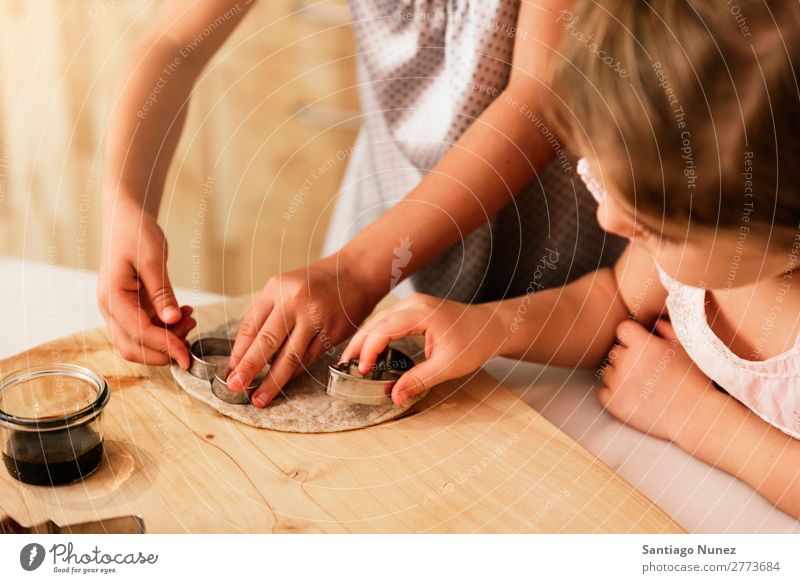 Kleine Schwestern Mädchen bereitet das Backen von Keksen vor. Kind kochen & garen Koch Küche Schokolade Speiseeis Tochter Tag Glück Freude