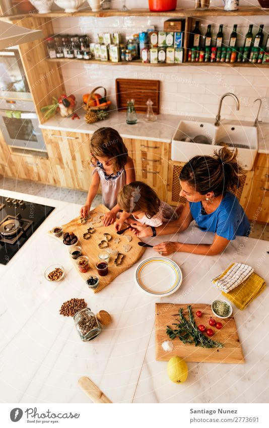 Kleine Schwestern kochen mit ihrer Mutter in der Küche. Kind Mädchen kochen & garen Koch Schokolade Marmelade Erdbeeren Tochter Aufstrich Tag Glück Freude