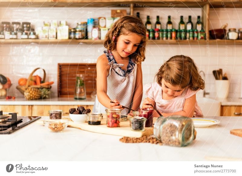 Kleine Schwestern Mädchen bereitet das Backen von Keksen vor. Kind Ernährung Porträt kochen & garen Koch Küche Appetit & Hunger Vorbereitung machen Lächeln