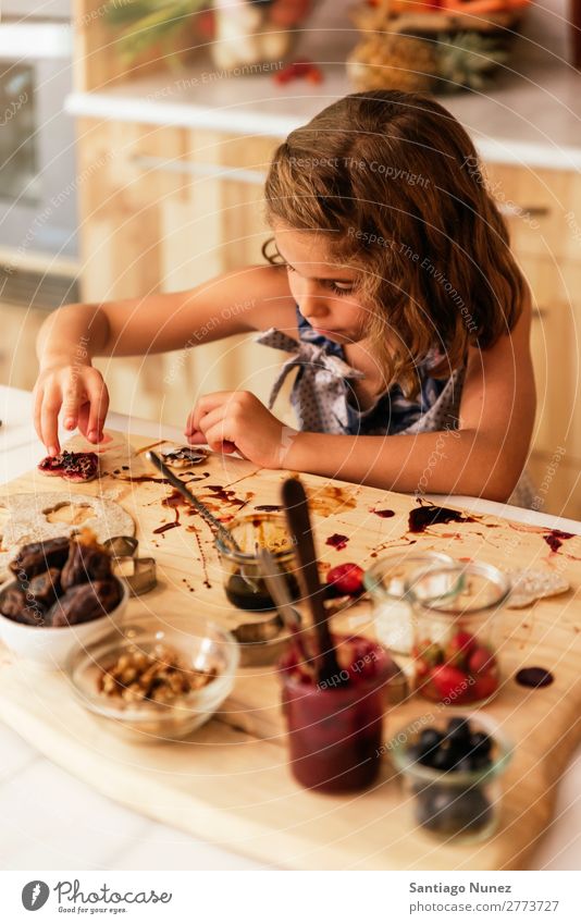Porträt eines kleinen Mädchens beim Backen von Keksen. Kind Ernährung kochen & garen Koch Küche Appetit & Hunger Vorbereitung machen Lächeln lachen Mittagessen