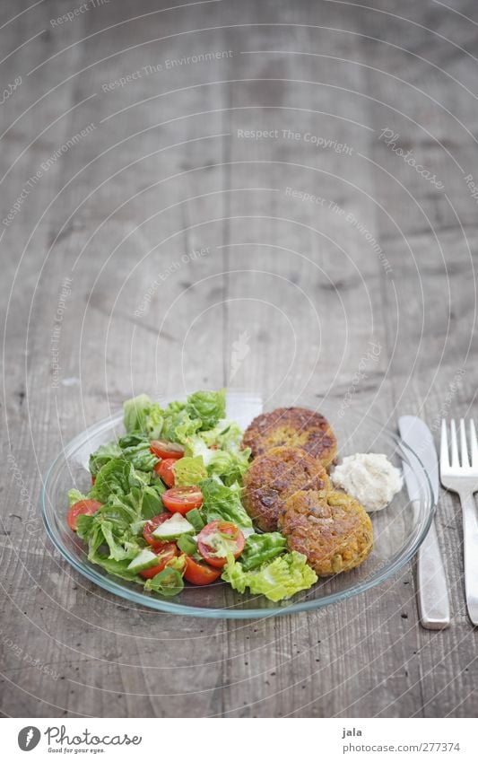 reisbratlinge Lebensmittel Gemüse Salat Salatbeilage Ernährung Mittagessen Bioprodukte Vegetarische Ernährung Geschirr Teller Besteck Messer Gabel Gesundheit