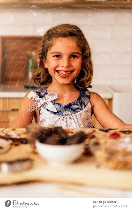 Porträt eines kleinen Mädchens beim Backen von Keksen. Kind Ernährung Schokolade Fressen Verkostung Essen genießend Appetit & Hunger Lächeln lachen Mittagessen