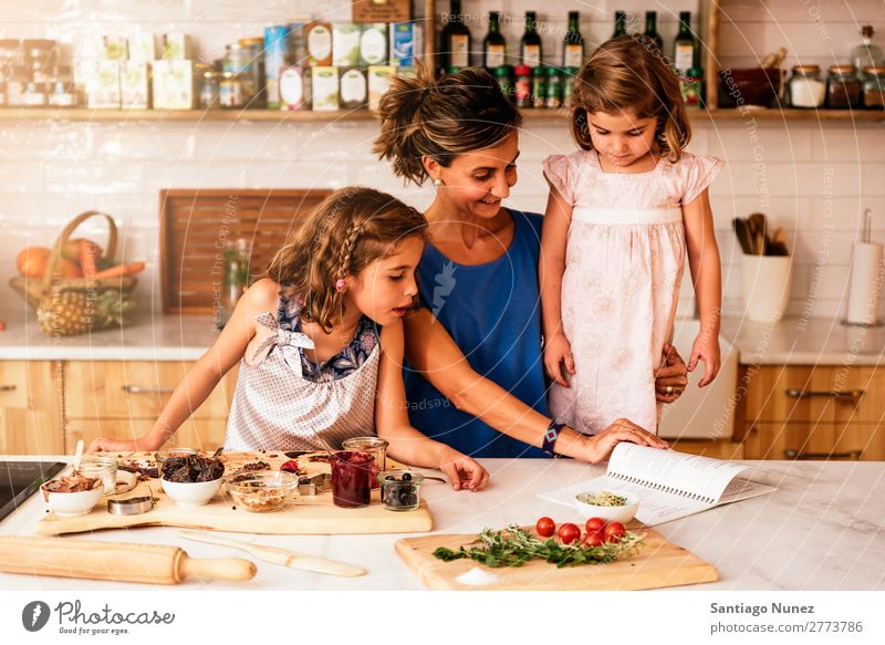 Kleine Schwestern kochen mit ihrer Mutter in der Küche. Kind Mädchen kochen & garen Koch Tomate Pizza Gemüse Tochter Aufstrich Tag Glück Freude