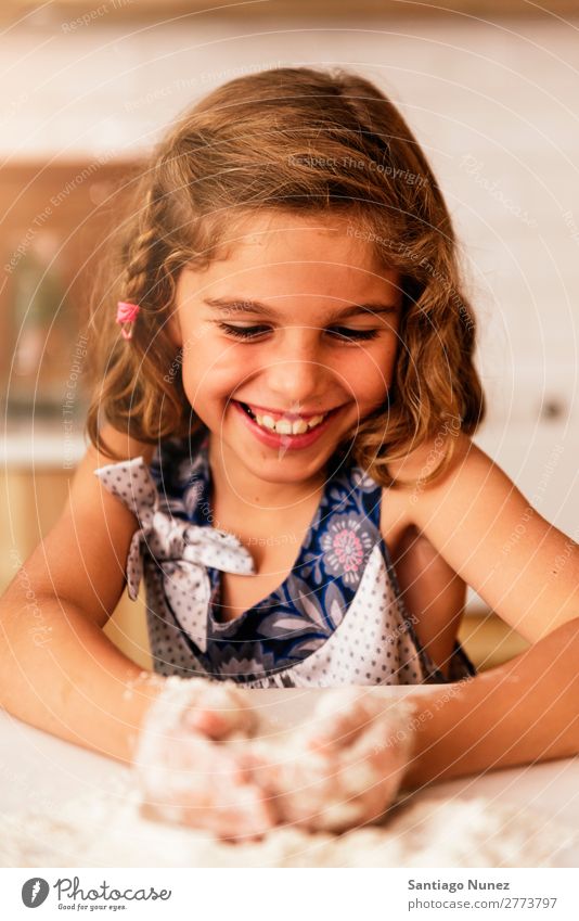 Kleinkind Mädchen knetenden Teig vorbereiten für das Backen von Keksen. Kind Koch kochen & garen Küche Mehl Schokolade Tochter Tag Glück Freude