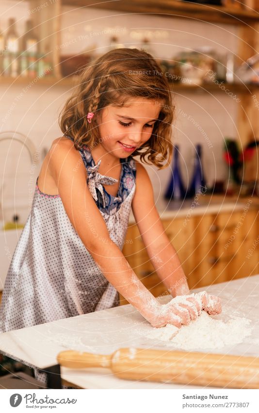 Kleinkind Mädchen knetenden Teig vorbereiten für das Backen von Keksen. Kind Koch kochen & garen Küche Mehl Schokolade Tochter Tag Glück Freude