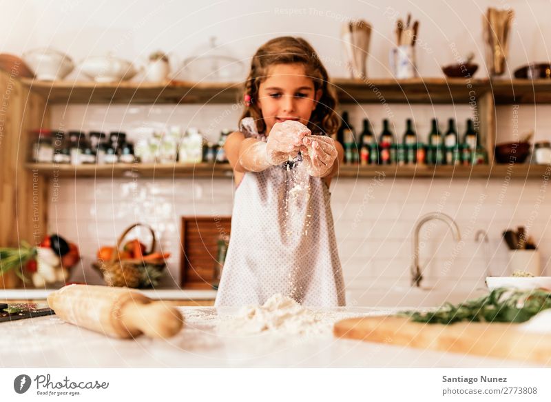 Kleinkind Mädchen knetenden Teig vorbereiten für das Backen von Keksen. Kind Koch kochen & garen Küche Mehl Schokolade Tochter Tag Glück Freude