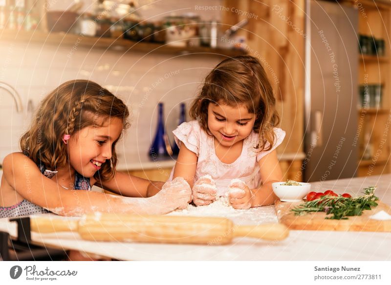 Kleine Schwestern Mädchen bereitet das Backen von Keksen vor. Kind kochen & garen Koch Küche Mehl Teigwaren backen Schokolade Speiseeis Erdbeeren Tochter Tag