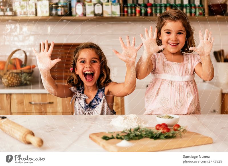 Kleine Schwestern Mädchen bereitet das Backen von Keksen vor. Kind kochen & garen Koch Küche Schokolade Mehl Hand dreckig gefärbt lachen Tochter Tag Glück