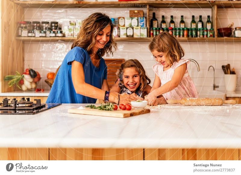 Kleine Schwestern kochen mit ihrer Mutter in der Küche. Kind Mädchen kochen & garen Koch Crêpe Pizza Gemüse Tochter Aufstrich Tag Glück Freude