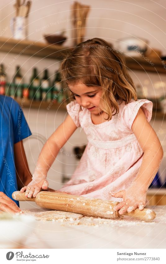 Kleinkind Mädchen knetenden Teig vorbereiten für das Backen von Keksen. Kind kochen & garen Koch Küche Mehl Schokolade Tochter Tag Teigwaren Glück Freude